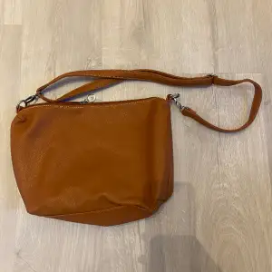 Säljer denna bruna medelstora väska