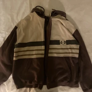 DC zip hoodie  - Trasig kedja men annars bra Skick super cool o baggy storlek L