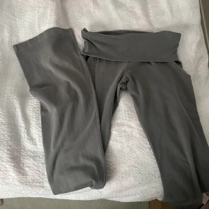 Brandy Melville yoga pants - Ett par yoga byxor från brandy Melville, i fint skick🥰