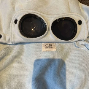 Cp company tröja - Säljer denna cp company använd fåtal gånger ena dragkedjan har gått av anars i fint skick 