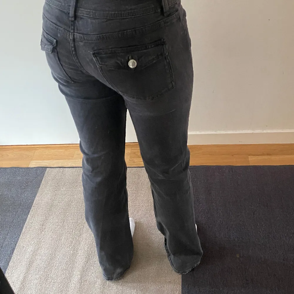 Jeans ifrån ginatricot Young i storlek 164 men passar även mig som är 165cm lång och bär 34 i jeans. Endast använda 2-3 gånger❤️. Jeans & Byxor.