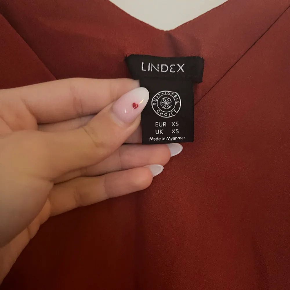 Jätte fint linne från Lindex i storlek xs, köpte den förra sommaren men den har inte kommit till användning . Toppar.