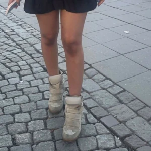 Isabel marant skor - Säljer mina superfina och trendiga Isabel marant skor då dem inte kommer till användning längre! Dem är lite smutsiga (se tredje bilden) därav priset. Annars finns det inga andra defekter☺️ 1250 vid snabb affär