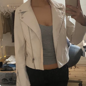 Skinnjacka - Köpt på zalando, sparsamt använd och bra skick💞 osäker på nypris men tror runt 400-500kr (10% vid köp av 2-3 saker, 20% vid köp av 4+ saker!)