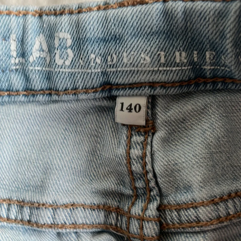 Jeans med hål på knäna💗 Ett av hålen är lite upprivet💗 I fint skick. Jeans & Byxor.