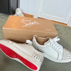 Christian Louboutin - Super bra skick då jag använt få gånger. Låda och dustbag ingår.  Storleken är 37,5 men det funkar även för storleken 38! 