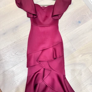 Jättevacker vinröd  klänning. - Använd en gång på bröllop. Superfin, superskönt, den är lite stretchig. Färgen är vinröd. Storlek 36-38 Köpt på asos för 1200:-