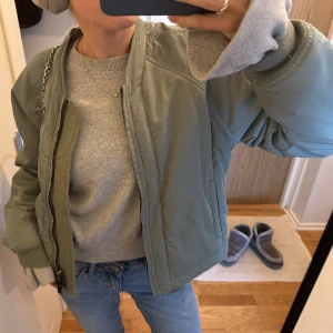 Tiger of Sweden jacka - Perfekta jackan till våren. Från tiger of Sweden. Superfin grön färg 