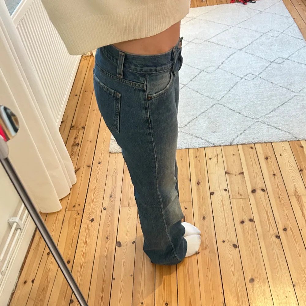 Väldigt snygga lågmidjade bootcut jeans! Innerbenslängden är 86cm och midjemåttet rakt över är 38cm. Hör av dig vid intresse eller frågor!💕 Se profil för fler snygga jeans!. Jeans & Byxor.