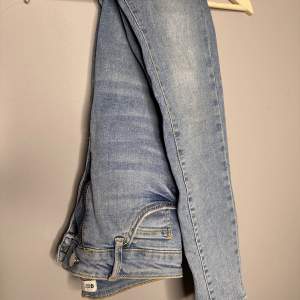 Tighta blå jeans från Gina Tricot, strl 34