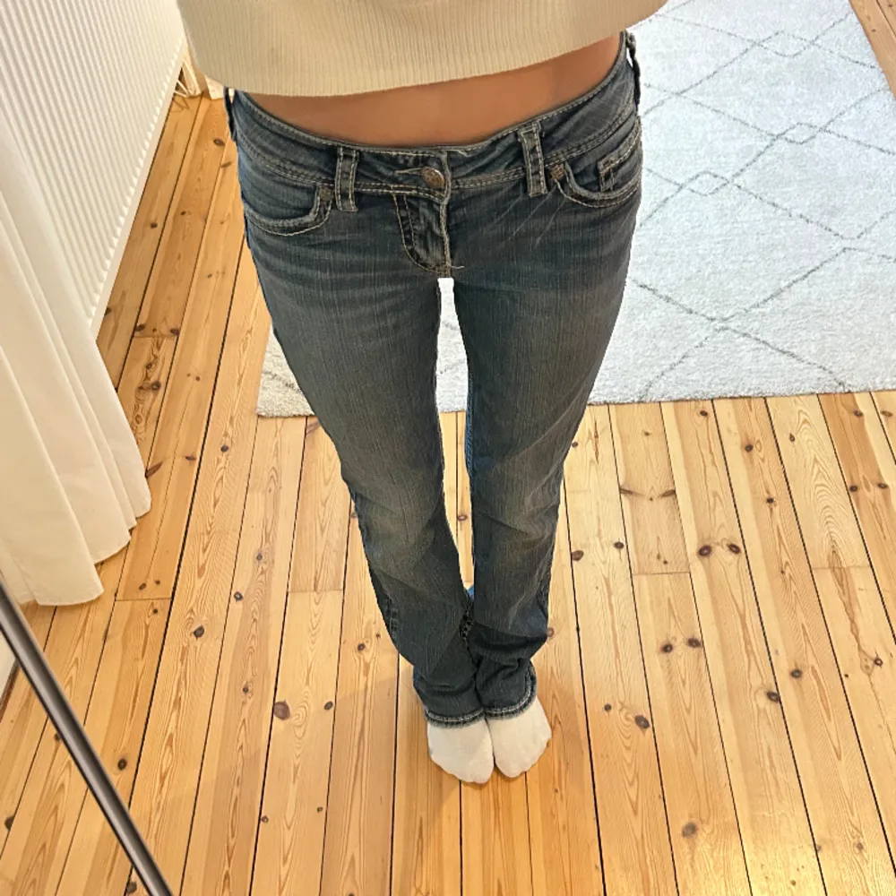 Snygga lågmidjade jeans med cool bakficka! Innerbenslängden är 76 cm och midjemåttet rakt över är 36 cm. Hör av dig vid intresse eller frågor!💞 Se profil för fler snygga jeans!. Jeans & Byxor.