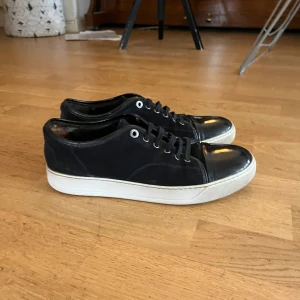 Lanvin - Mörkblåa lanvin i uk8 vilket motsvarar 42/43. Mockan och captoe är i väldigt bra skick.priset är inte hugget i sten och det är bara att höra av sig om ni har någon fråga. OBS sulan har målats om.