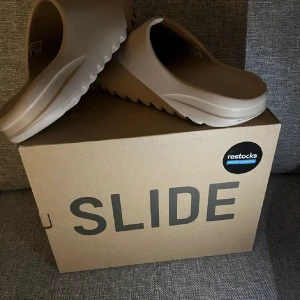 Yeezy Slide  - Yeezy Slide pure. Aldrig använda då dem inte passa. Storlek 44, väldigt små i storleken