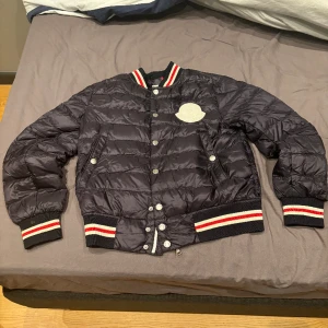 Moncler jacka - Hej Säljer min moncler jacka som är i nyskick nästan alldrig använt den för den har vart för liten, storlek 12/152cm för barn 
