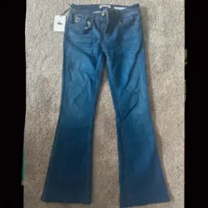 Säljer mina helt oanvända Lois jeans( med prislappen kvar),köpte fel storlek. 600kr. Storlek : 31 L34. De två första bilderna är suddiga pga att hela bilden fick inte plats😍 