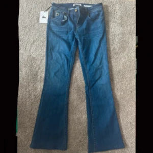 Lois jeans - Säljer mina helt oanvända Lois jeans( med prislappen kvar),köpte fel storlek. 600kr. Storlek : 31 L34. De två första bilderna är suddiga pga att hela bilden fick inte plats😍 