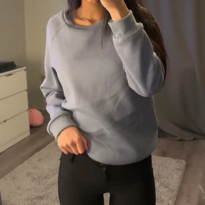 Swetshirt - Väldigt skön och fin färg🌊 väldigt fint skick!