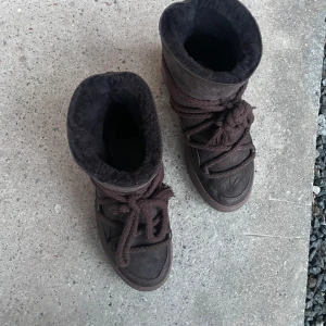 Inuikii - classic - Nästan helt oanvända bruna inuikiis! Fick dom i julklapp men de är tyvärr för små och därav har tyvärr inte kommit till användning!💗