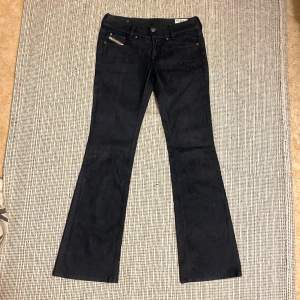 Diesel lowaist bootcut jeans i jättebra skick utan tecken på annvändning, Stl 28/34 Innerbenslängd 81cm midja 39cm rakt över Svart/ Marinblå 