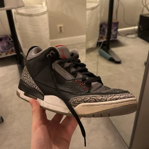 Jordan 3 Black cement - Jag säljer dom hära skorna för att dom är för små för mig, jag köpte dom på en loppis därmed ingen låda eller kvitto. Skorna är dock såklart äkta 😊