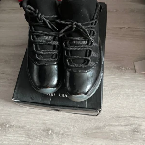 Jordan 11 black samurai - Storlek 43 använda 2-3 gånger i nyskick!