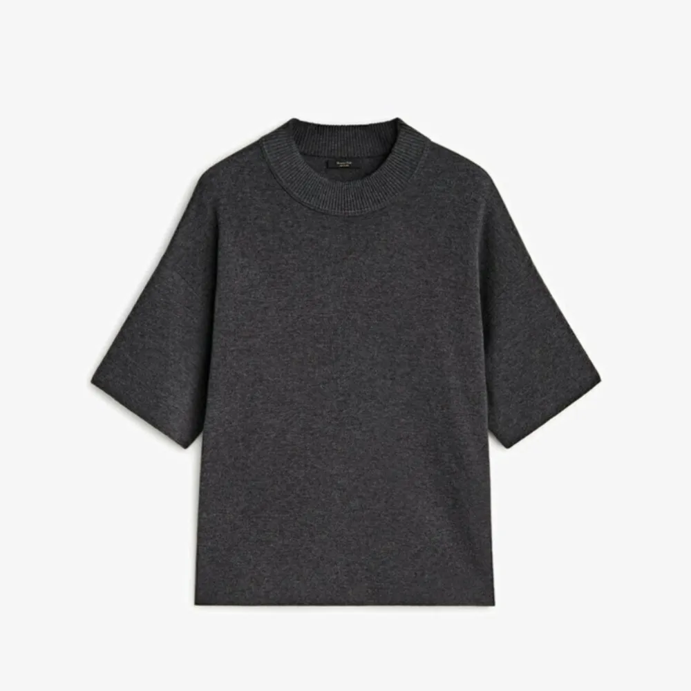 Säljer denna helt oanvända Massimo Dutti tröjan med trekvartsärm, då den är för stor för mig🙈😭. Tröjor & Koftor.