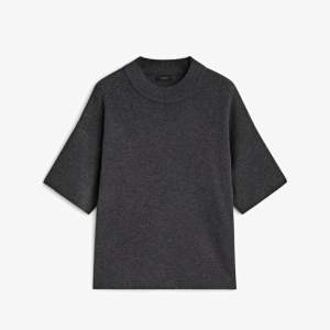 Säljer denna helt oanvända Massimo Dutti tröjan med trekvartsärm, då den är för stor för mig🙈😭