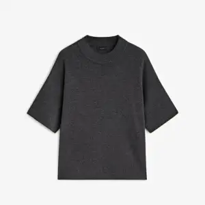 Säljer denna helt oanvända Massimo Dutti tröjan med trekvartsärm, då den är för stor för mig🙈😭