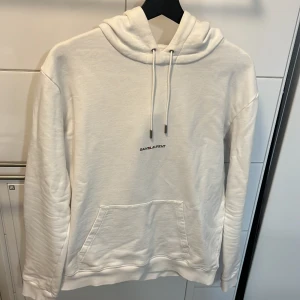 Saint Laurent hoodie - Riktigt fräsch SL hoodie i väldigt bra skick👌🏻. Kom pm för mera frågor🙌