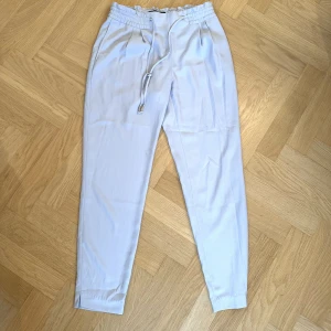 Kostymbyxor från Zara - Så fina ljusblåa kostymbyxor från Zara! Säljer likadana fast svart också!🩵 skriv privat om ni vill ha bild på!