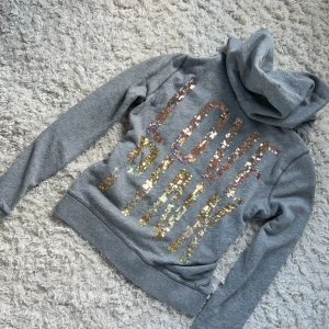 Victoria’s Secret pink zipup kofta love pink - Victorias secret kofts med tryck bak och fram. Storlek S men passar även M beroende på hur man vill att den ska sitta. Sitter inte tajt på mig som bär xs.  Vill du köpa trycker du på köp nu, jag postar inom 24h