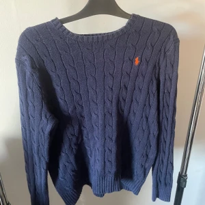 Ralph Lauren tröja - Säljer nu en stickad Ralph lauren tröja i storlek s, men passar nog xs. Funkar för både män och kvinnor. Mitt pris e 400kr men det går att diskutera vid snabb affär.