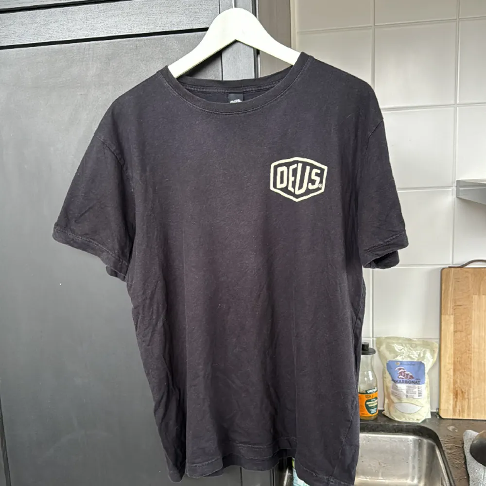 Limited edition, köpt Deus officiella butik på Bali.  Storlek Large 100% bomull  Nypris 899kr Mitt pris 499kr Ny utan prislapp . T-shirts.