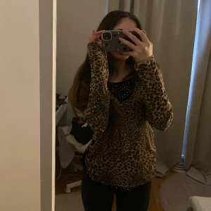 Tröja - Jättefin leopard mönstrad tröja! Stretchig och sitter jättefint! Står ingen storlek, passar S-M
