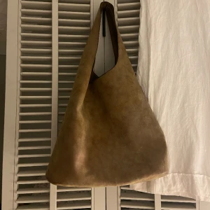 stor brun läderväska  - Perfekta skolväskan! Otroligt gott skick och så snygg form! Kontakta mig vid frågor eller intresse! 