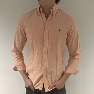 Ralph Lauren skjorta - Säljer en riktigt fin skjorta från Ralph Lauren i väldigt bra skick! Modellen är 190 cm lång. Hör av er vid frågor och funderingar!