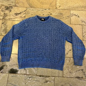 Stussy stickad crewneck - Säljer denna shyssta tröja från stussy! Köpt på Paul and friends på NK för omkring 1700. Tröjan är k mycket bra kondition!  Sitter lite större än small.