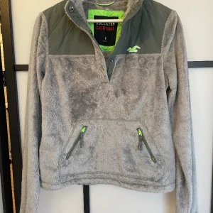 Fleece från HOLLISTER.  - Fin HOLLISTER fleece. Aldrig använd.  