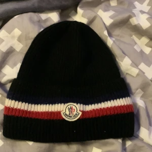 Moncler mössa - Säljer den för jag inte använder den, rèpš passa på