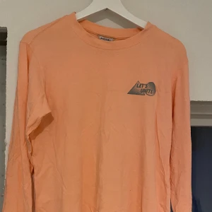 Neonrosa tröja - En jättefin oversize tröja i rosa neon med text på vänster arm, lyser i mörker!   Storlek: XS