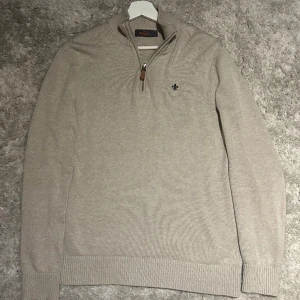 Morris half zip - Säljer min Morris half zip som är använde endast 3 gånger | 9/10 skick utan några defekter | Skriv om du har några funderingar📩