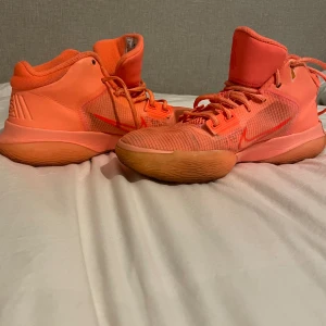 Kyrie 4 mango - Sämre skick  Ingen låda Storlek 40.5 Stock price ca 5000kr