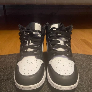 Jordans - Säljer mina air jordans då dem inte passar storleken. Storleken är junior i 38,5 köpta från JD sports Ord pris 800 ish 