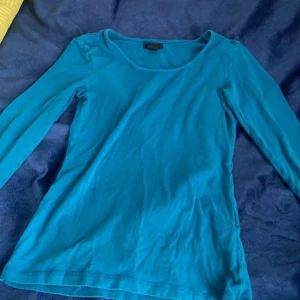 U-ringat tröja - ‼️Bild på tröjan i sista bilden‼️Långärmad tröja i turkos/blå färg, U-ringat och sitter tajt och fint. Köpt från Newyorker. Inga defekter och som ny. Storlek S men sitter även på Xs. Vid frågor eller mer bilder kontakta mig💓