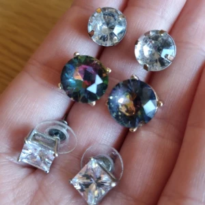 Tre par örhängen med stenar / strass - Paletpris - Alla 3 för 20sek 