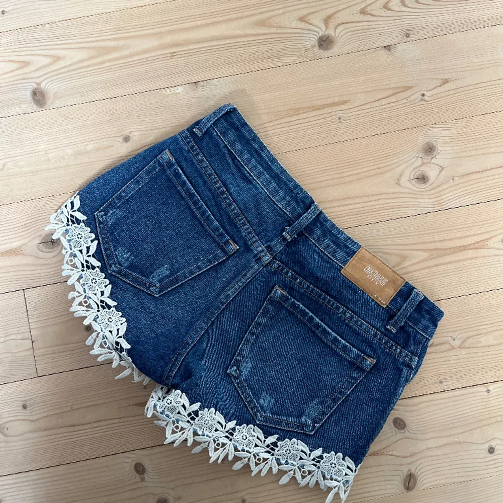 Säljer dessa fina jeansshorts med spetsdetalj från zara i strl 36!💞 skriv för fler frågor. Shorts.