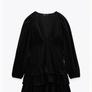 Klänning  - Oanvänd (bara testad), men är lite för liten för mig. Från Zara och köpt förra året. Skriv för frågor eller mer bilder!💞😊