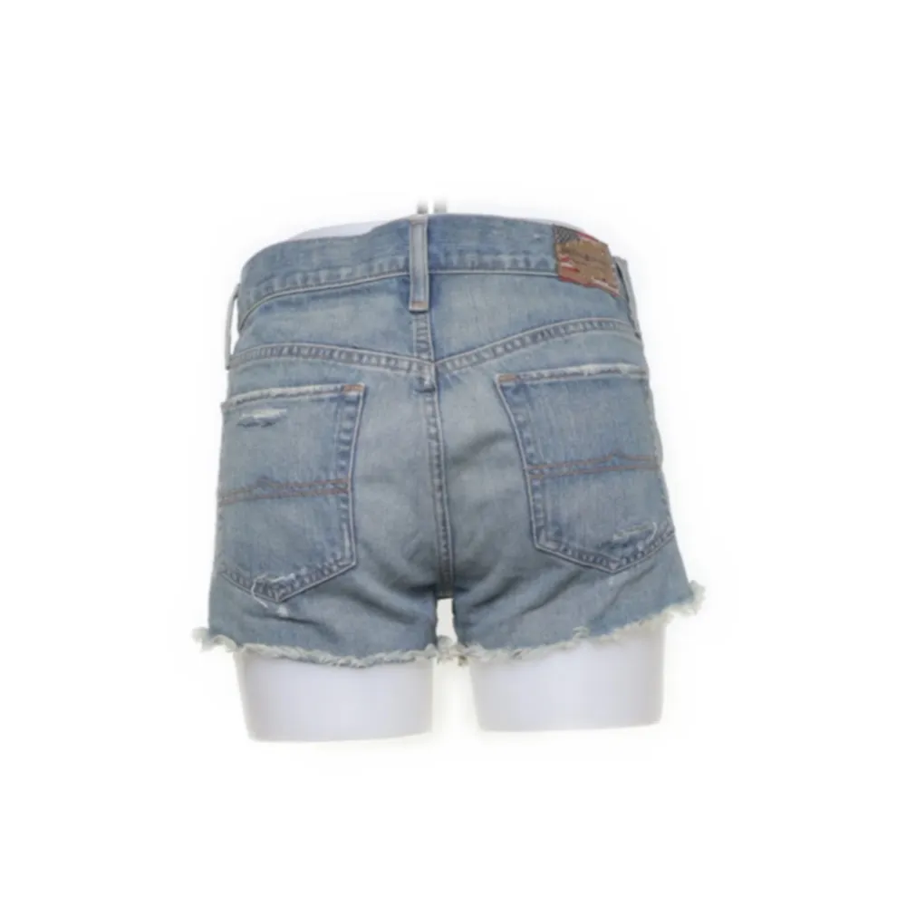 Ljusblåa Ralph lauren jeans short, jätte söta och perfekta till sommaren☀️💕 storlek 27w. Shorts.