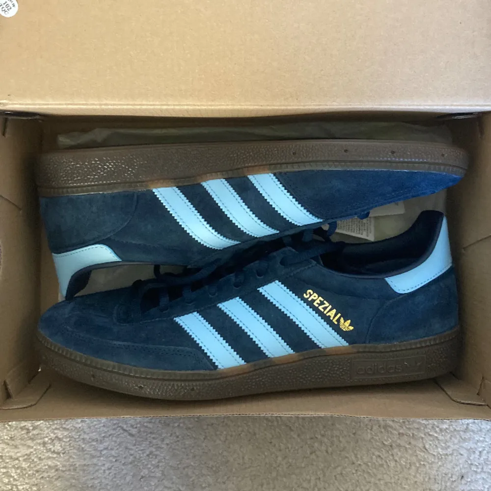 Helt nya Adidas Handball Spezial skor. De är i den mörk- och ljusblåa färgen och är gjorda i suede. Storleken är 43 och 1/3. Jag säljer de på grund av att jag köpte fel storlek. Inköpta från Jdsports.. Skor.