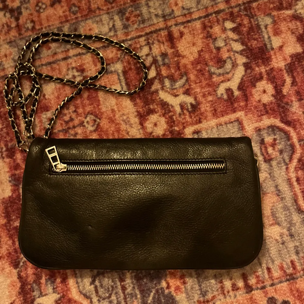 En ny Zadig väska som jag ångrar. Jätte fin kvalitet och ingen defekt. Har äkthetsbevis och påsen den kom i. Skriv frågor om ni undrar något.. Väskor.